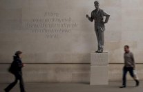 تمثال اورويل على مدخل بي بي سي