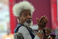 وولي سوينكا يتلف بطاقة اقامته في اميركا احتجاجا على ترامب