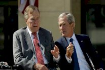 بوش وابنه قلقان: ربما يدمّر ترمب الحزب الجمهوري