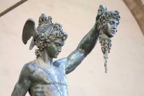 المرأة والسلطة: سيرة صراع لا يوقفه الزمن