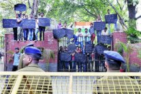 تأريخ غاضب للحاضر: حين تنقلب العولمة على المعولمين