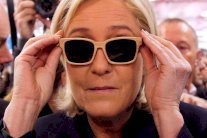 لوبن... اليمينية التي طردت أباها لتضاهيه تطرفًا!