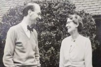 وراء كل شخص عظيم... أم متسلطة!