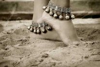 أثنى غجرية... يهودية تحتضن عراقية فارة من الحرب