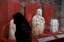 معرض في اللوفر لقطع منهوبة من ليبيا وسوريا ضبطتها فرنسا خلال تهريبها