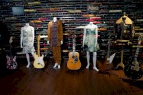 مزاد في نيويورك على نحو ألف قطعة تخصّ أبرز نجوم موسيقى الروك