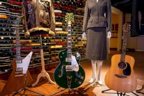 بيع غيتار لإريك كلابتون في المزاد بأكثر من 600 ألف دولار