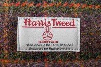 هاجس البيئة والاستدامة يعيد موضة التويد... قماش الجزر الاسكتلندية