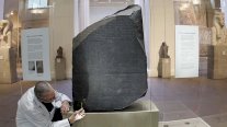 المتحف البريطاني يعرض حجر رشيد لأهميته في فك لغز الهيروغليفية قبل 200 عام