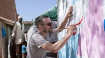 فنان مهاجر يضفي لمسة ملونة على جدران الأحياء الفقيرة في موريتانيا