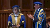 جامعة كوفنتري تمنح الفنان ضياء العزاوي الدكتوراه الفخرية 