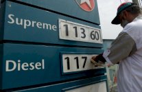 النفط يرتفع بفعل هبوط الدولار وبيانات صينية