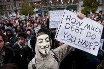 حركة احتلوا وول ستريت تشتري ديونًا ثم تلغيها لتحرير مقترضيها