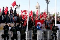 جامعيون عاطلون عن العمل يتظاهرون في تونس