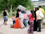 الأنروا توزع مساعدات إغاثية للنازحين من سوريا