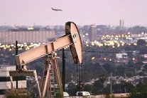 العقود الآجلة للنفط تغلق مرتفعة