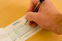 بنوك بريطانيا تقبل الشيكات المصورة بالهاتف الذكي