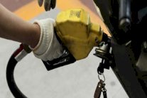 تعليق زيادة أسعار المحروقات في تونس