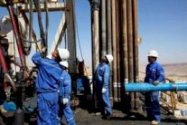آلاف العمال في القطاع النفطي الكويتي يهددون بالإضراب 