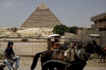 احتفالية مصرية السبت لدعم السياحة على سفح الأهرمات