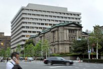 بنك اليابان يتوسع في إجراءات التحفيز وسط تباطؤ الاقتصاد