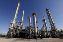 ستاندرد اند بورز: استمرار انخفاض أسعار النفط قد يبطء اقتصادات الخليج