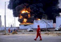  مادورو يأمر باقتطاعات في الموازنة عقب انهيار اسعار النفط بسبب قرار اوبك