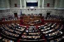 البرلمان اليوناني يتبنى موازنة 2015
