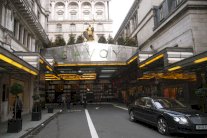 قطر تشتري 50 % من فندق 