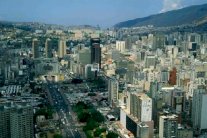 هبوط أسعار النفط يدفع فنزويلا إلى حافة الانهيار