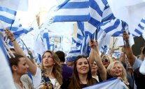 المفوضية الأوروبية تحض اليونانيين للتصويت لصالح النمو