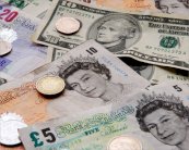 الاسترليني يرتفع أمام اليورو ويستقر مقابل الدولار