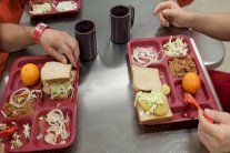 جدل في فرنسا بعد إلزام سجن بتقديم وجبات حلال للمسلمين