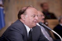 الرئيس اليمني يطالب القوات المسلحة والأمن بملاحقة العناصر الإرهابية