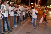 السلاسل البشرية.. ابتكار احتجاجي يستخدمه السيسي وصباحي