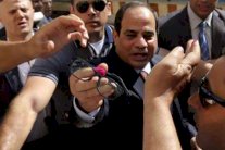 سر انحناءة السيسي... إلتقاط نظارة صحافي عُنِّف خطأ 