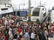 الاشتراكيون الحاكمون في فرنسا يعالجون بحزم أكبر إضراب منذ توليهم الحكم