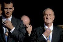 خوان كارلوس يتخلى عن عرشه لإبنه رغم الدعوات إلى استفتاء