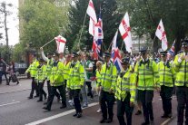 بريطانيون يتظاهرون مطالبين بطرد الإخوان المسلمين