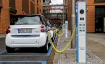 بكين تبني شبكة لشحن السيارات الكهربائية