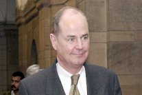 استقالة المبعوث الأميركي لأفغانستان جيمس دوبينز