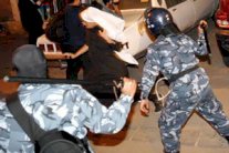 الشرطة الكويتية تفرّق متظاهرين معارضين بالغاز المسيل للدموع