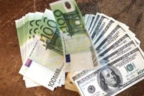 انخفاض اليورو أمام الدولار مقترباً من أدنى مستوى له في 8 أشهر