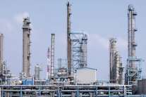 إنخفاض أسعار النفط يهيمن على