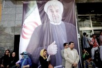 أزمة إيران الاقتصادية تفجر الخلاف بين روحاني وخامنئي