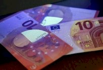 اليورو يتراجع لأدنى مستوى مقابل الدولار منذ 2003