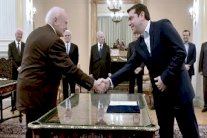 الحكومة اليونانية تضم اقتصادياً يعارض التقشف بشدة