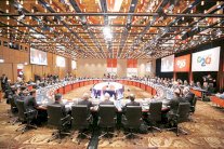 قادة الاقتصاد يناقشون تباطؤ النمو والتغير المناخي