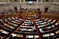 برلمان اليونان يقر تدابير تقشف جديدة يفرضها الدائنون