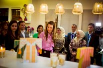 الملكة رانيا تفتتح المعرض السنوي لمؤسسة نهر الأردن